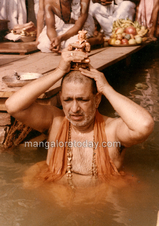 Srimad Sudhindra Thirtha Swamiji dip in the river ganga